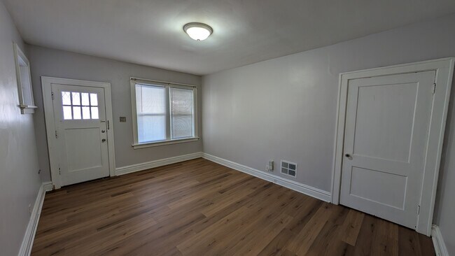 Foto del edificio - 5042 Mardel Ave