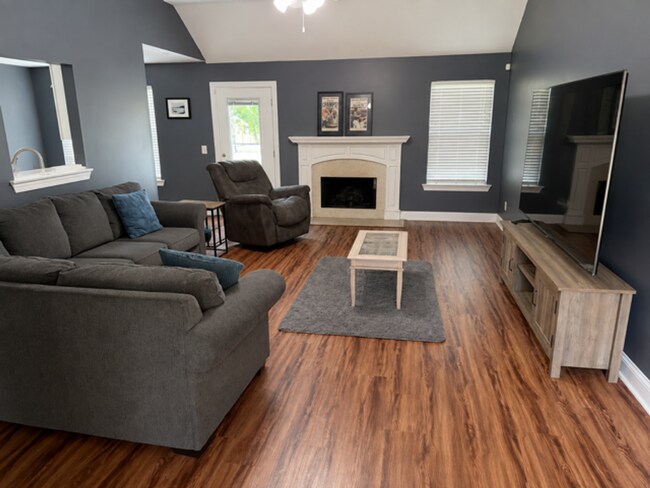 Foto del edificio - 901 Laurel Hill Cir