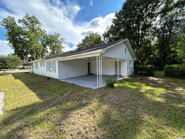 Building Photo - Newly remodeled 4bd/3bath including an att...