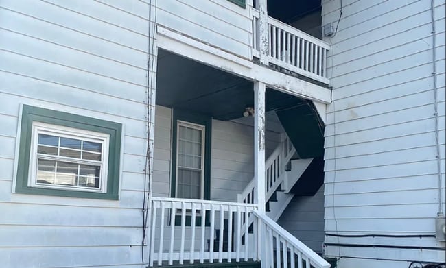 Building Photo - 702 Nelson St