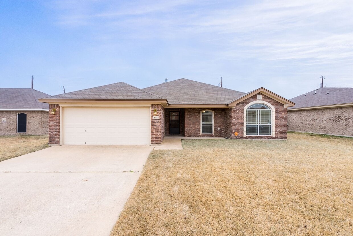Primary Photo - Spacious 4 bedroom home