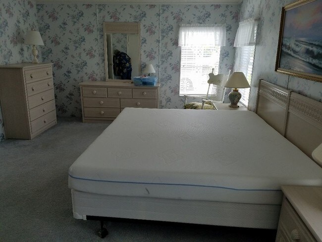 Building Photo - 2/2 Furnished