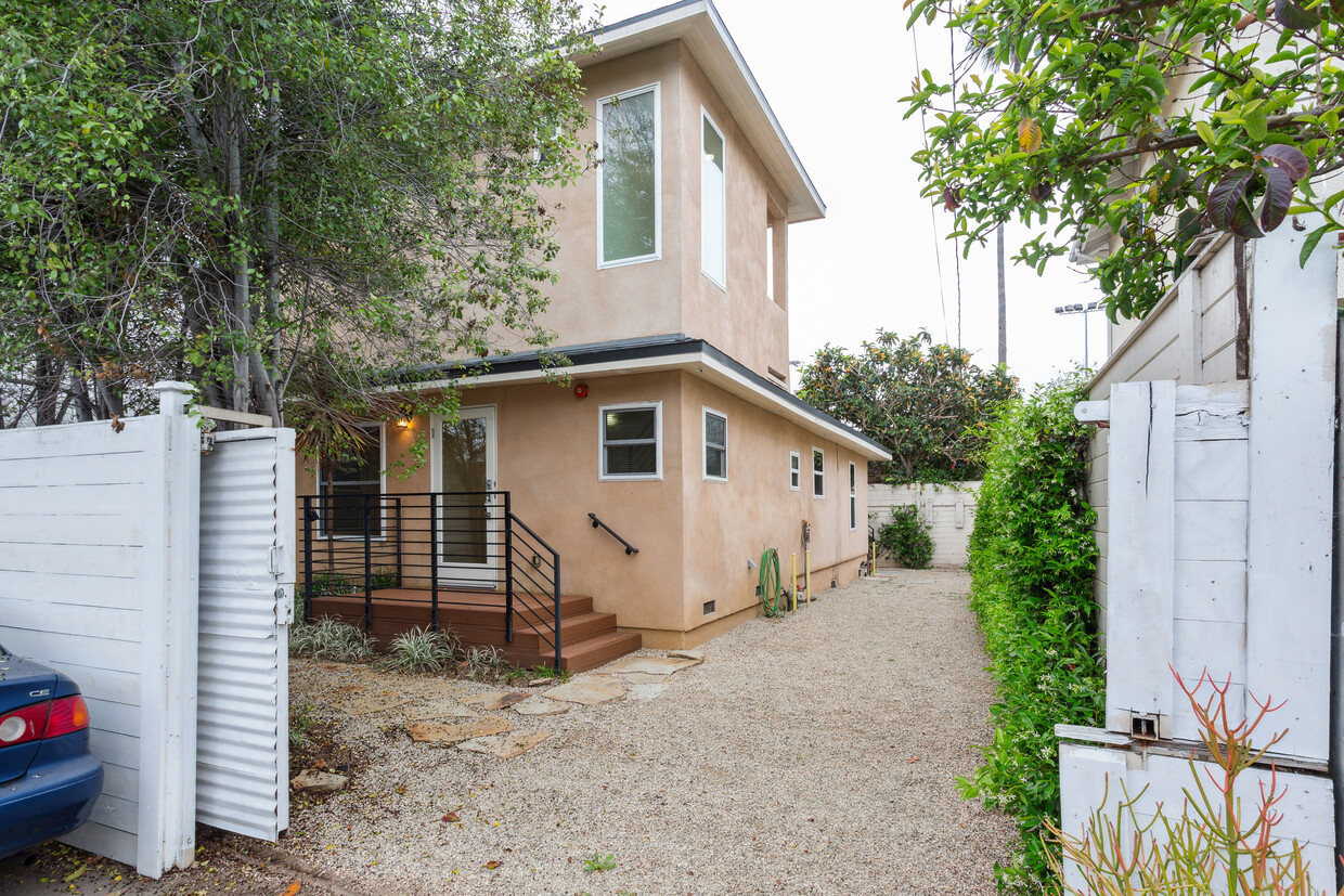 Primary Photo - 724 San Miguel Ave