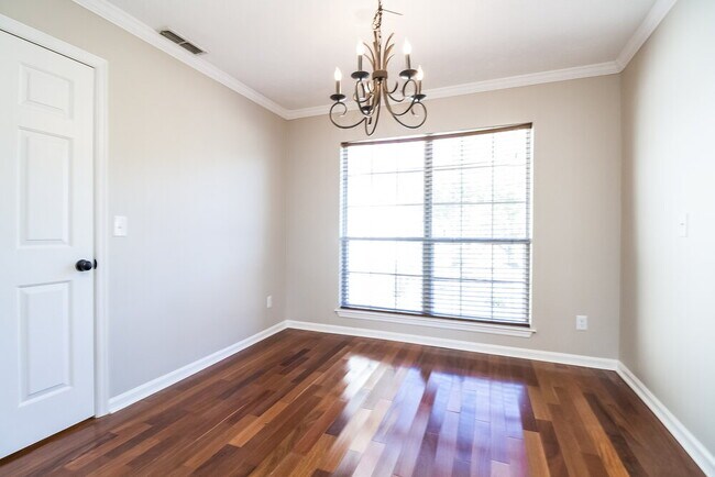 Foto del edificio - 494 Forest Ridge Dr