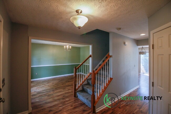 Building Photo - Gorgeous 3 Bedroom, 3 Bathroom Home Availa...