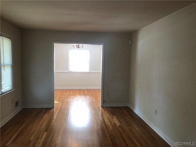 Building Photo - 2024 Cedarhurst Dr