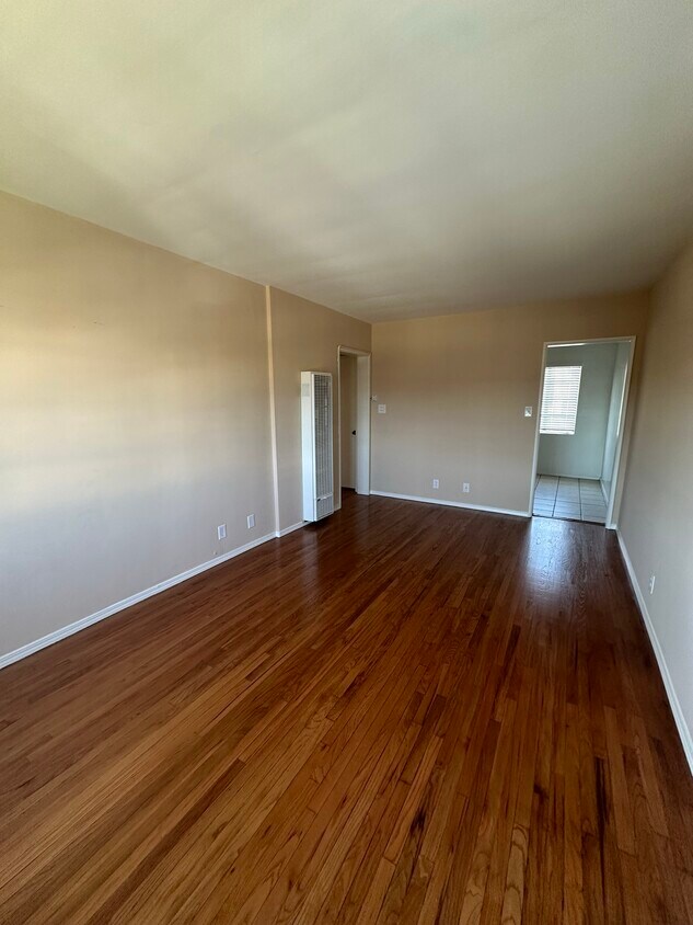 Primary Photo - 7303 Woodley Ave