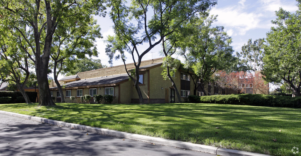 Building Photo - Briarwood Manor Apartments