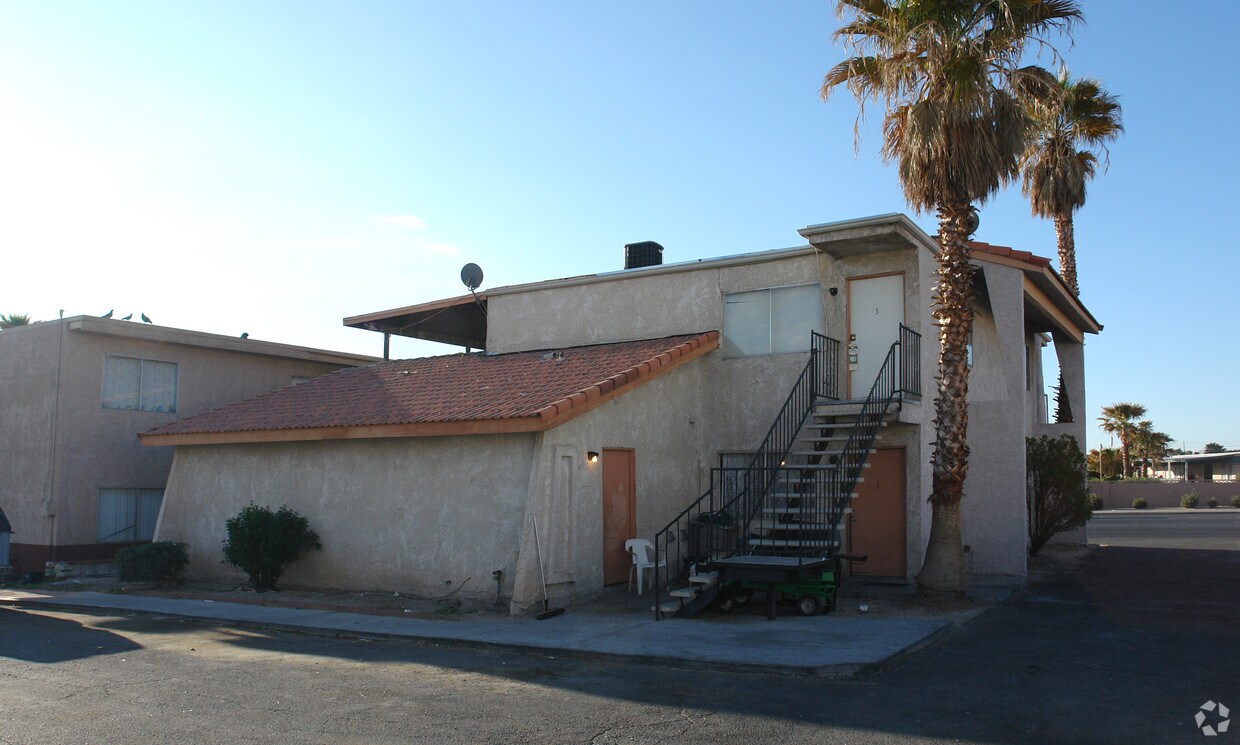 Primary Photo - 4890 W Twain Ave