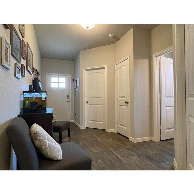 Front entry (foyer) - 101 Naset Dr