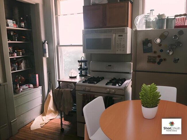 Foto del edificio - Huge 6 Bed 3 Bath Colonial Rental Near WMU...