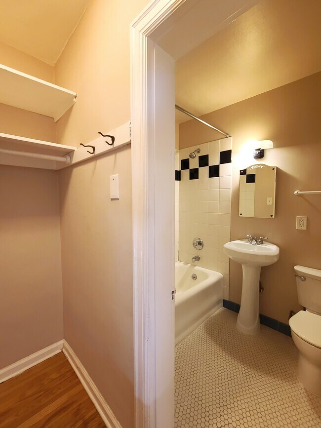 Building Photo - 956 10th Avenue East, Unit 105