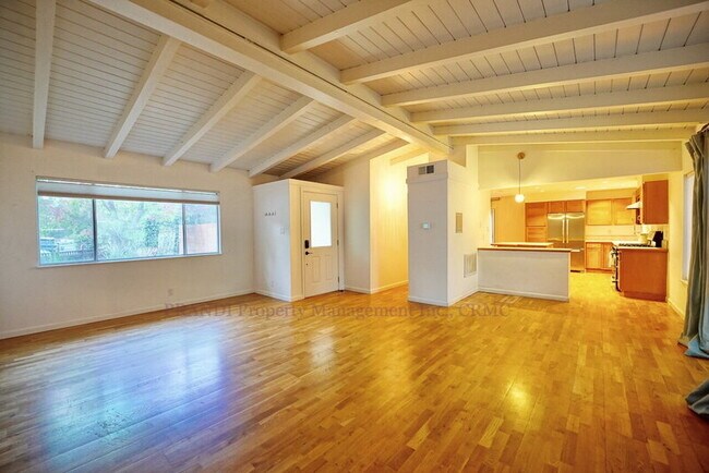 Building Photo - 104 Lobo Vista