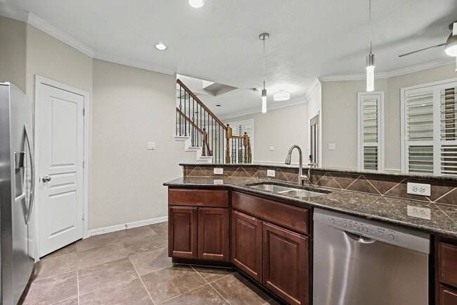 Building Photo - 5205 Larkin St