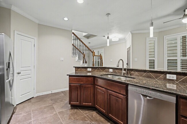 Foto del edificio - 5205 Larkin St