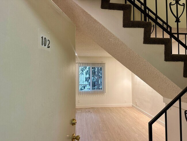 Foto del edificio - 1536 S Bundy Dr