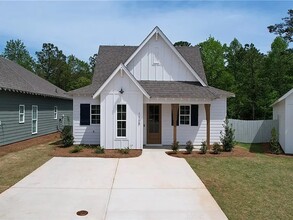 Building Photo - 1108 Woodland Circle