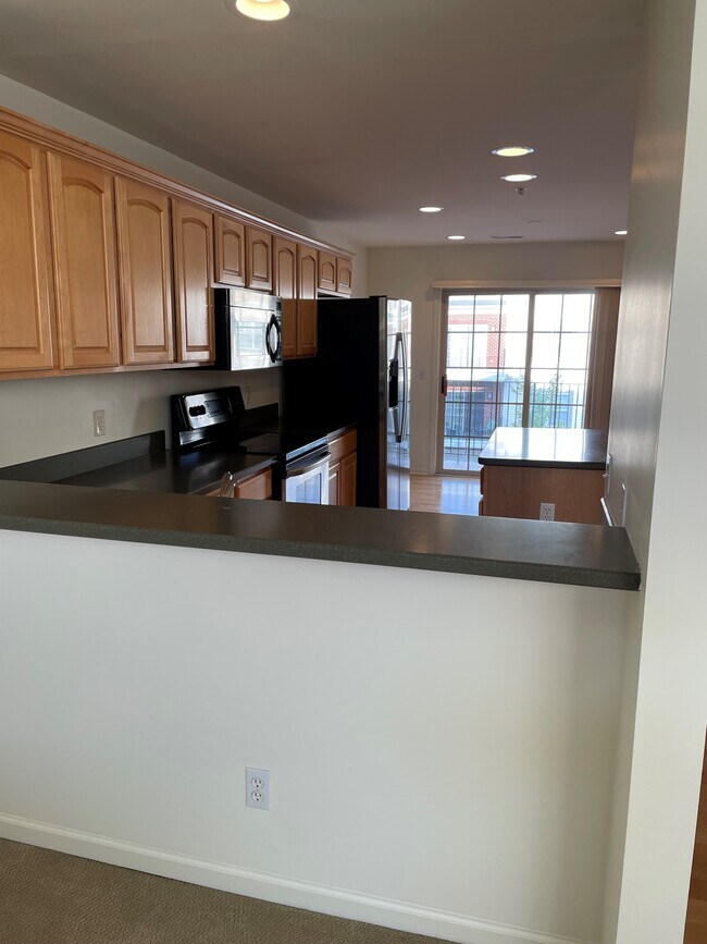 Barra con vista a la cocina - 1407 Ashford Ct