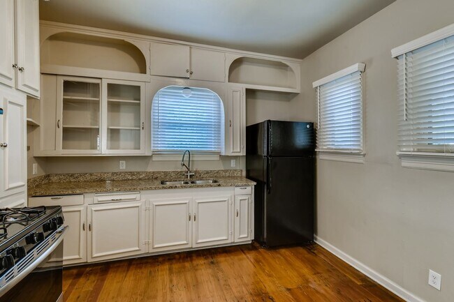 Foto del edificio - Minutes From Woodlawn Lake