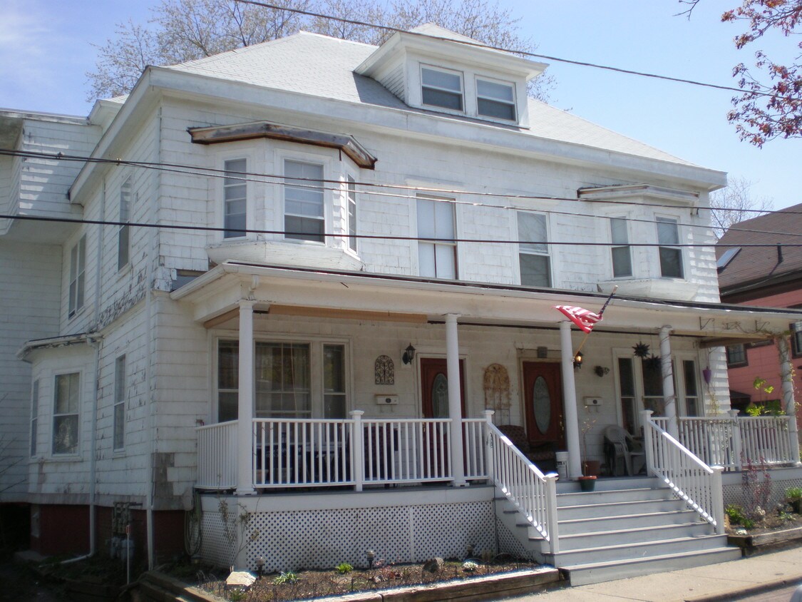 Building Photo - 11-13 Oneida St