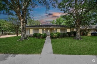 Building Photo - 9003 Pontiac Dr