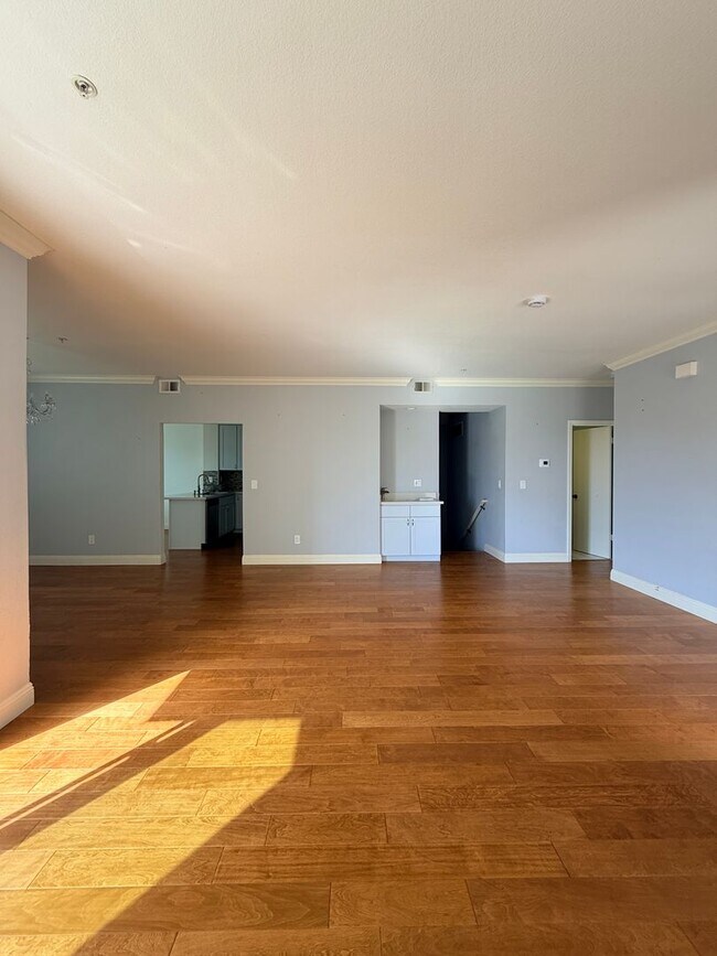Foto del edificio - **Coming Soon — Spacious 3BR + 2.5BA Two-Level Condo in Pointe Pacific**