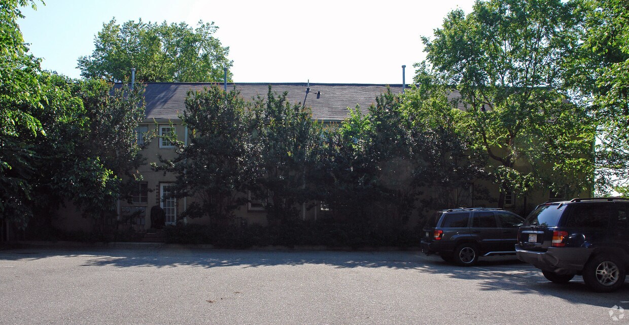 Building Photo - 605-607 Daniels St