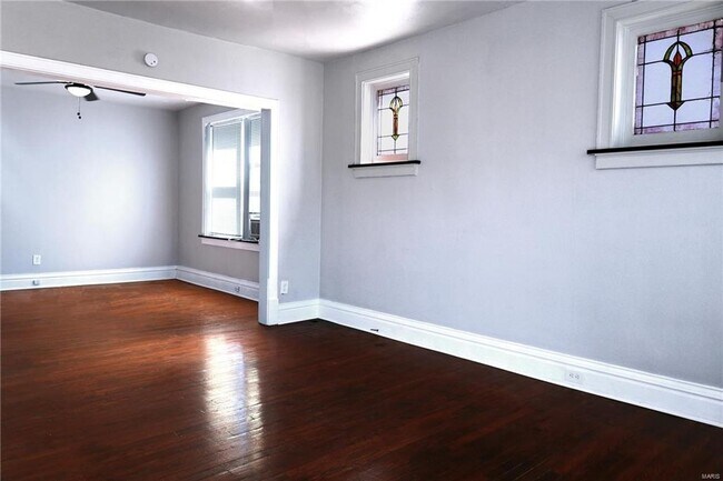 Foto del edificio - 4915/4917 Lindenwood Ave