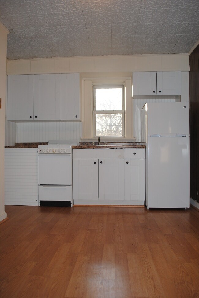 Building Photo - 15 Pine View Dr