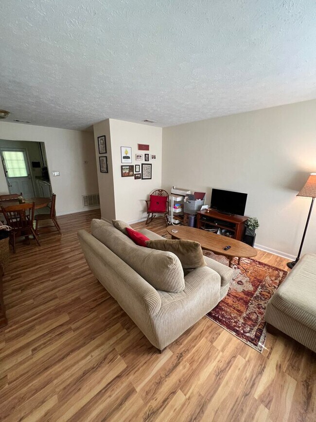 Foto del edificio - Duplex in Residential Eastside Area