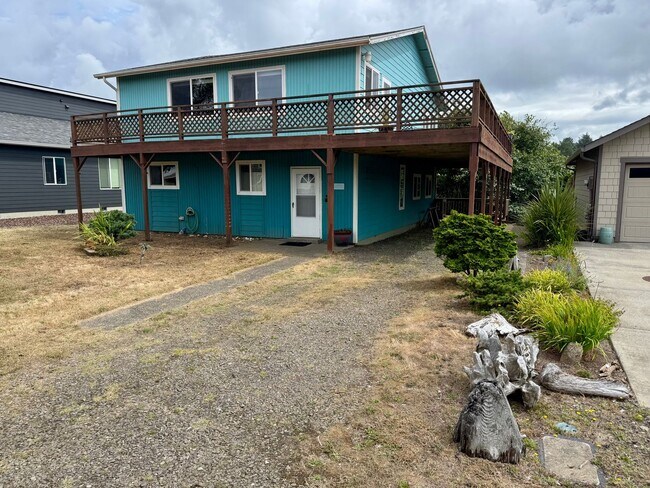 Foto del edificio - Ocean Park 2-Story Home, Deck with Views, Separate Living Spaces