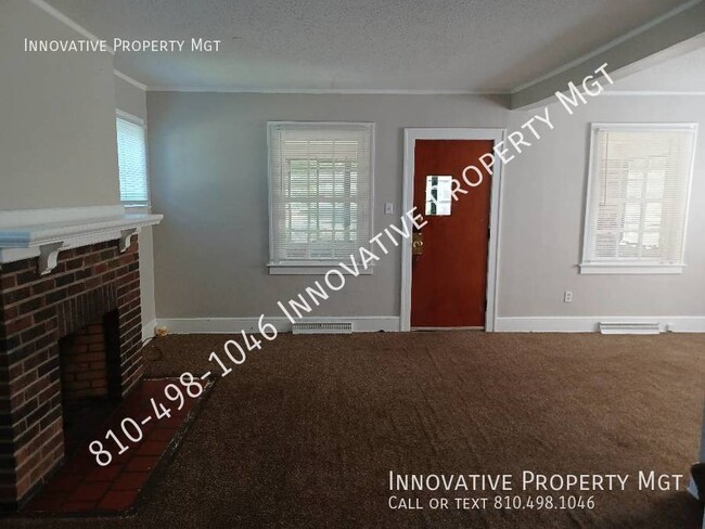 Foto del edificio - Large 3-4 bedroom home with closed in porch.