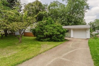 Building Photo - 2825 Hinde Ave