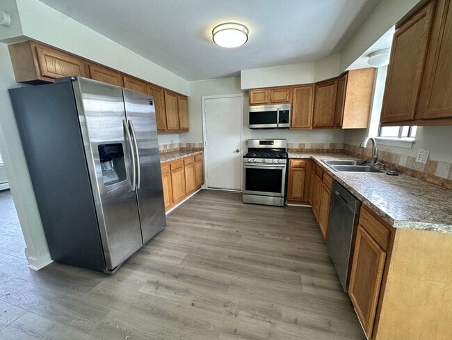 Building Photo - MOVE IN SPECIAL! Cozy 5 bedroom 2 bath Hom...