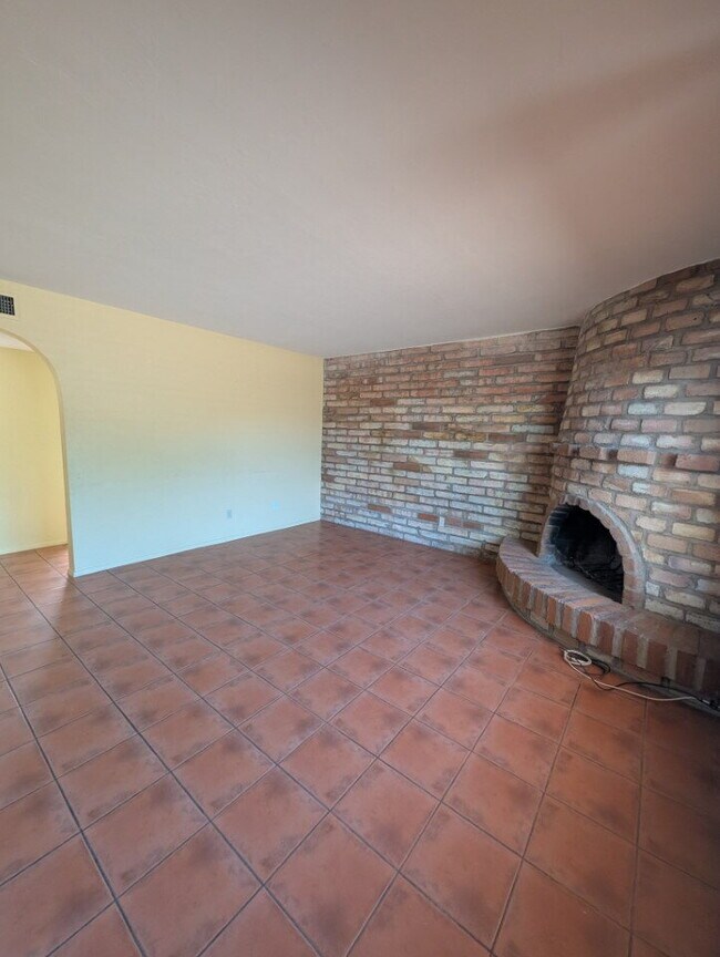 Foto del edificio - 2 Bedroom 1 bath with exposed brick