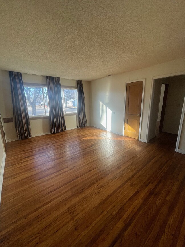Building Photo - 2-bedroom, 1 bathroom apartment