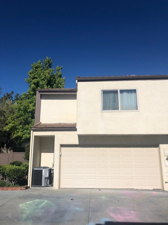 Building Photo - Valencia - Upgraded 3 bedroom, 2 bath condo near golf course