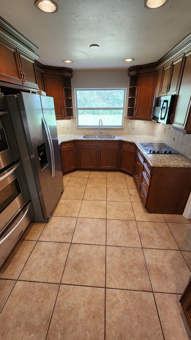 Kitchen - 2815 Lake Arnold Pl