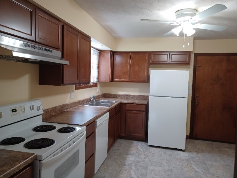 Primary Photo - 10-21 Jade Ln