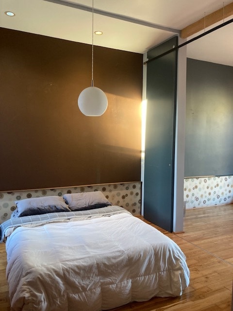 Main bedroom with wainscot details - 922 Capp St