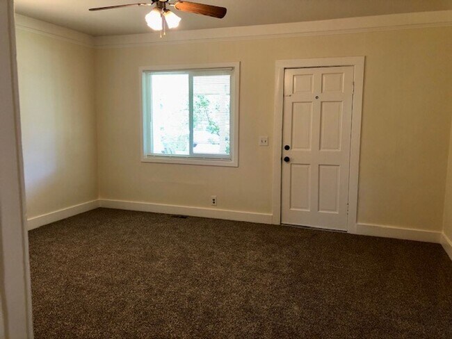 Building Photo - Charming 2 bedroom, 1.5 bath home near Sut...