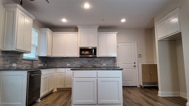 Foto del edificio - 7420 Alton Dr