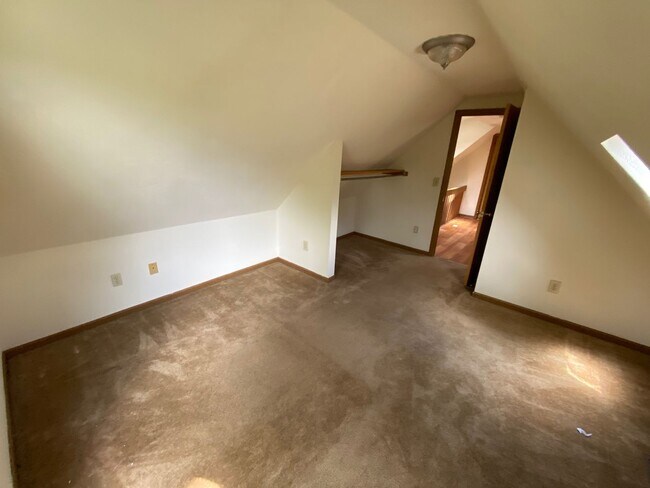 Foto del edificio - 5 Bedroom brick single family home with ba...