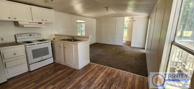 Building Photo - Freshly updated! Ready and waiting for you!