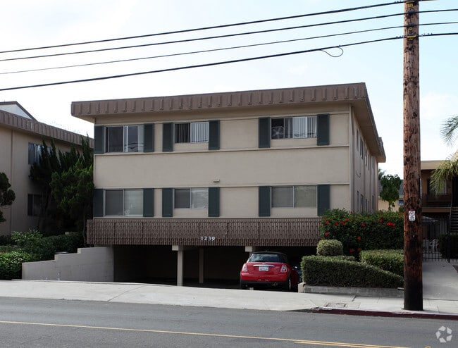 Building Photo - Duplet at Hillcrest. Live smart live styli...