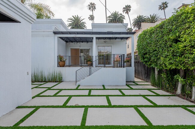 Building Photo - 272 S Palm Dr