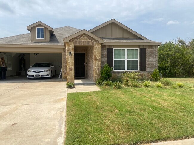 Vista frontal de la casa 2 - 1708 Village Creek Ln