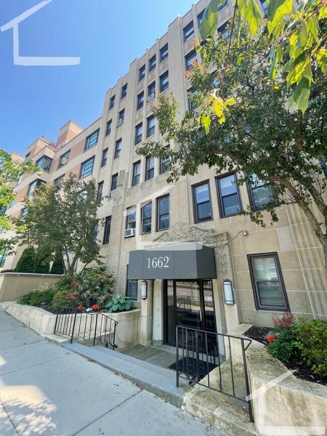 Building Photo - Brighton Commonwealth Ave 2Bedroom with In-Unit Laundry, Steps to Green Line Train!