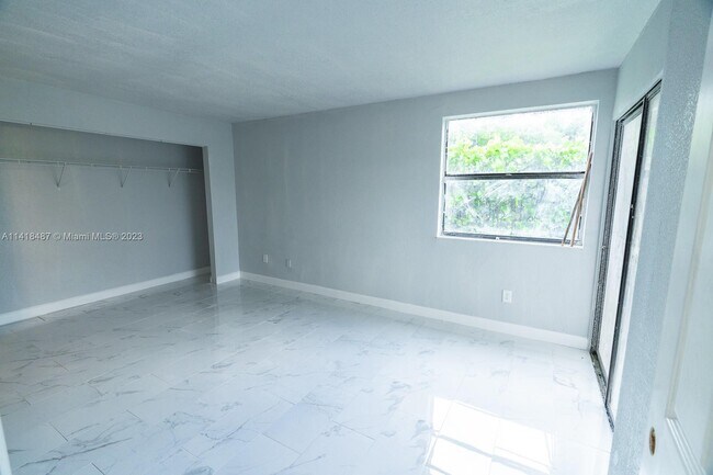 Building Photo - 975 N Franklin Ave
