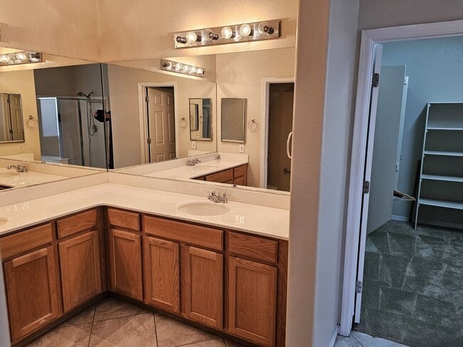 Building Photo - Aliante 4 bedroom 3 bath!!